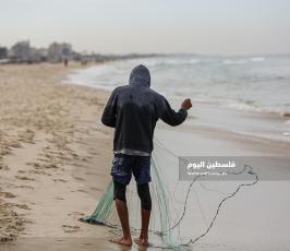 مهنة الصيد في الأجواء البادرة على شاطئ غزة (4).JPG