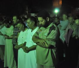 ليلة القدر أمام مقر الصليب الأحمر بغزة
