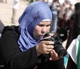 صحفيات يزاحمن الصحفيين في التصوير بغزة