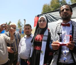 عروسان يعقدان قرانهما في خيمة تضامن الأسرى بساحة السرايا بغزة ‫(39715332)‬ ‫‬