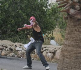 خاص فلسطين اليوم..مواجهات بين شبان فلسطينيين وقوات الاحتلال في قرية سلواد شرقي رام الله