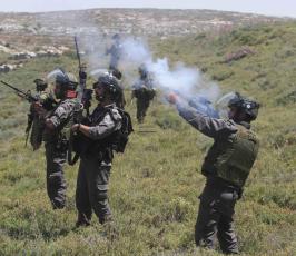 خاص فلسطين اليوم...الاحتلال يقمع مسيرة سلمية منددة بالإستيطان في دير جرير شرقي رام الله