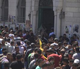 آلاف المواطنين يشيعون جثمان الشهيد عيسى القطري في مخيم الأمعري