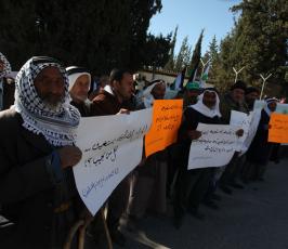 خاص فلسطين اليوم..مزارعون يعتصمون أمام رئاسة الحكومة في رام الله