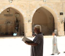 غزيون يقرأون القران الكريم في المسجد العمري الكبير فى اول ايام رمضان  ‫(39780871)‬ ‫‬