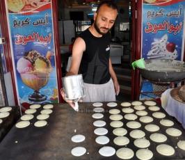 "القطائف" فاكهة رمضان تنتشر بغزة رغم التصعيد