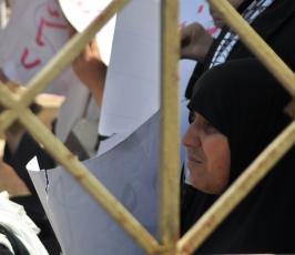 بالصور:لليوم الثالث: أهالي الشهداء يعتصمون أمام الفندق الذي يقيم فيه وفد المصالحة