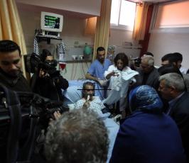 الأسير المريض محمد التاج فور الافراج عنه ووصوله إلى مستشفى رام الله