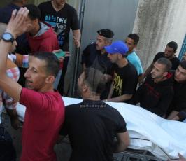 ذوو الشهيد محمد محمود اسماعيل الطريفي يلقون نظرة الوداع على جثمانه في مجمع فلسطين الطبي