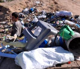 بالصور: كيف تحول مقلب قمامةإلى مصدر رزق الكثير من العائلات في غزة؟