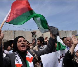 جماهير تتظاهر امام منزل هنية ومقر اقامة وفد المصالحة مطالبين بانهاء الانقسام
