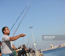 صيد بالصنارة في ميناء غزة البحري (5).JPG