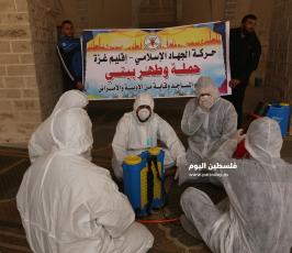 تعقيم المساجد كإجراء وقائي لطمأنة المصلين يوم الج (12).JPG