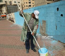 منتدى الفن التشكيلي ووزارة الاسرى يتضامنون مع الاسرى في سجون الاحتلال برسم جدارية عن فيروس كورونا (1).JPG