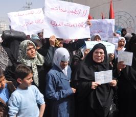 بالصور:اعتصام امام مقر الانروا احتجاجاً على قطع المساعدات