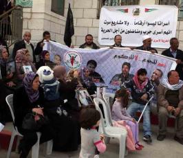 خاص فلسطين اليوم..اعتصام لأهالي الأسرى امام مقر الصليب الاحمر في رام الله