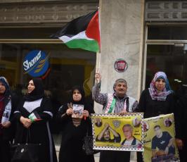 أهالي الأسرى بغزة يردون الجميل لفضائية فلسطين اليوم ‫(30859659)‬ ‫‬