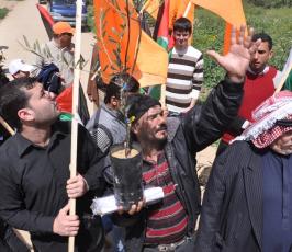 بالصور:في ذكرى يوم الأرض.. غزيون يزرعون الأشجار على الحدود