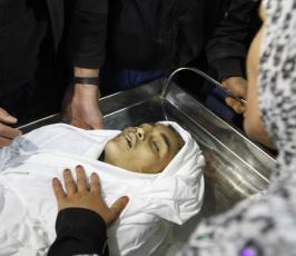 صور للطفل الشهيد ايوب العسلى بمستشفى كمال عدوان