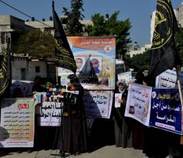 دائرة العمل النسائي تنظم وقفة تضامنية إسناداً للأسرى أمام مقر حقوق الانسان بغزة