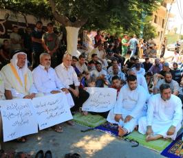  صلاة الجمعة أمام مقر الصليب الأحمر ‫(1)‬ ‫‬