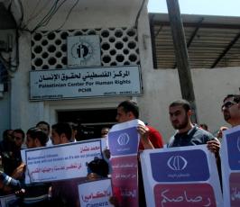 وقفة تضامنية مع الزميل المصور محمد عثمان بغزة في الذكرى الأولي لإصابته