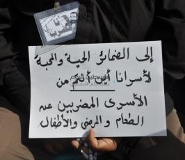 نسوة يضربن عن الطاعم