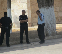 اعتقال 4 سيدات من المسجد الاقصى واشتباكات على بوابات المسجد