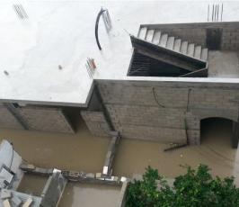 بالصور:جانب من آثار المنخفض الجوي في حي الزيتون شرق مدينة غزة