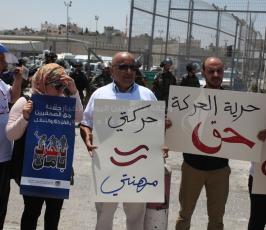 الاحتلال يعتدي على اعتصام للصحفيين على حاجز قلنديا