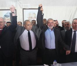 رئيس الوزراء والوفد المرافق خلال زيارتهم لمنزل عضو اللجنة المركزية في فتح أحمد حلس شرق غزة ‫(387740862)‬ ‫‬