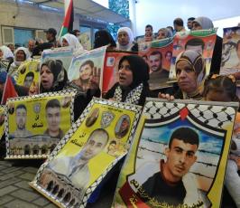 بالصور:تواصل الاعتصام الاسبوع لاهالي الاسرى قبالة الصليب فى غزة