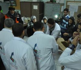 ضمن حملة "مودة" منتدى الطبيب الفلسطيني يقدم خدمات طبية للمتضررين بمراكز الإيواء جراء المنخفض بغزة