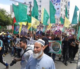 بالصور:حماس تنظم مسيرة حاشدة في غزة تضامنا مع الاسرى الاداريين المضربين عن الطعام