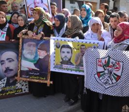 بالصور:حزن يخيم على الصليب الأحمر بعد التلاعب بالإفراج عن الدفعة الرابعة للأسرى