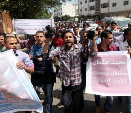 وقفة تضامنية مع الزميل المصور محمد عثمان بغزة في الذكرى الأولي لإصابته