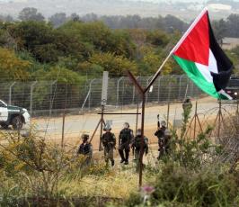 نشطاء فلسطينيون يقطعون أجزاء من معتقل عوفر غربي رام الله