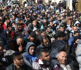 صلاة الجمعة أمام مقر الصليب الأحمر في غزة  ‫(39387663)‬ ‫‬