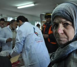 ضمن حملة "مودة" منتدى الطبيب الفلسطيني يقدم خدمات طبية للمتضررين بمراكز الإيواء جراء المنخفض بغزة