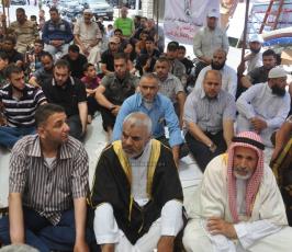صلاة الجمعة أمام الصليب الأحمر