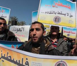 بالصور:بمشاركة الرابطة الإسلامية ... الحملة العالمية للعودة إلي فلسطين تنظم وقفة تضامنية في ذكري يوم الأرض أمام المندوب السامي بغزة