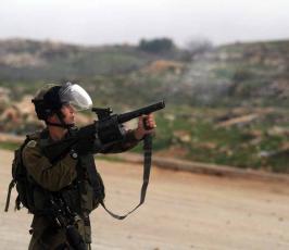 خاص فلسطين اليوم...مواجهات وإصابات أمام سجن "عوفر" غربي رام الله