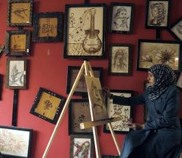 الفنانة الفلسطينية "سلوى السباخي" ترسم بالقهوة