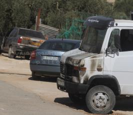 مستوطنون يحرقون 3 سيارات فلسطينية ويكنبون شعارات على جدار المسجد في قرية برقة شرق مدينة رام الله‏