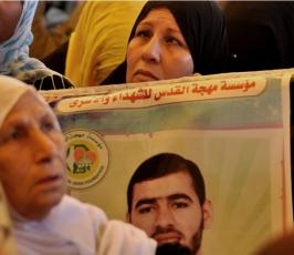 بالصور:أهالي الأسرى يواصلون اعتصامهم الأسبوع أمام مقر الصليب الأحمر بمدينة غزة