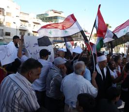 فلسطينيون يحتجون ضد فضائية الجزيرة في رام الله