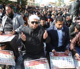 صلاة الجمعة أمام مقر الصليب الأحمر في غزة  ‫(39387673)‬ ‫‬
