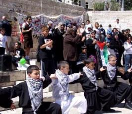 أطفال القدس يرسمون لمدينتهم وللأسرى بباب العامود