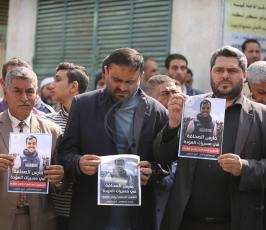 صحفيون يحتجون على استهداف زملائهم أمام ثلاجة الموتى بمجمع الشفاء ‫(1)‬.JPG