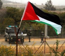 نشطاء فلسطينيون يقطعون أجزاء من معتقل عوفر غربي رام الله